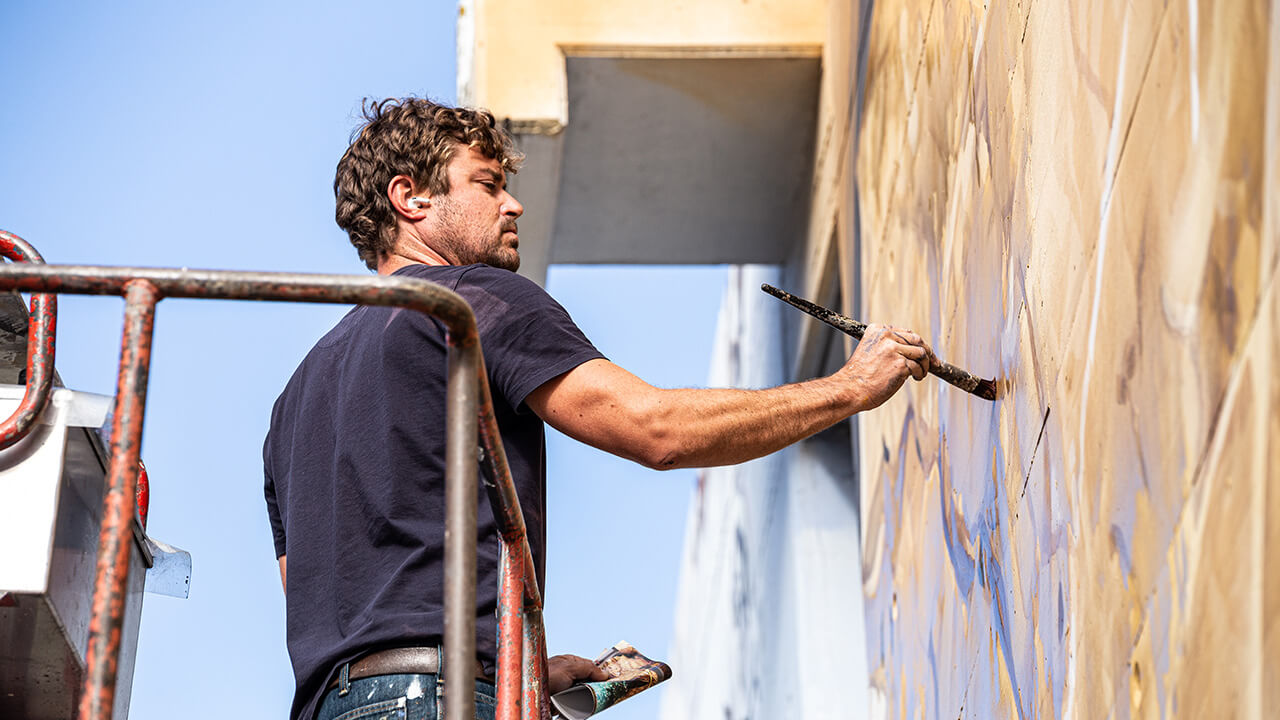 Guido van Helten, fresque murale en cours, Martigny, Art Valais Open Air Museum