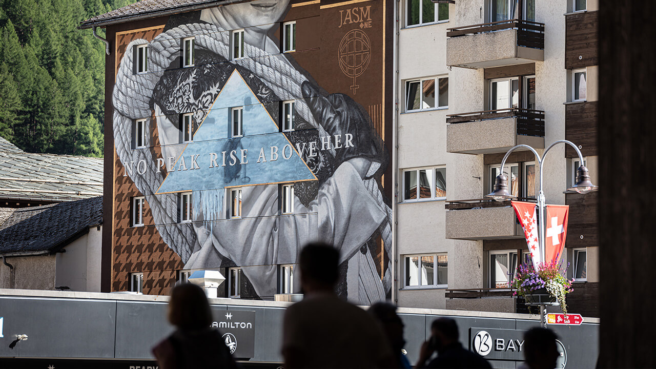 Jasm One, fresque murale No Peak Rise Above Her, Zermatt, Art Valais Open Air Museum