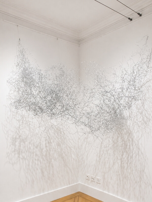 The Line, Jasm One, installation suspendue, lignes de papier, vue en galerie